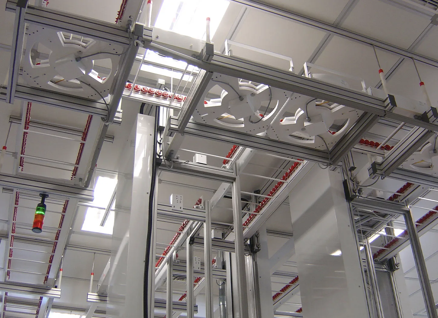 High-precision segmented conveyor systems for semiconductor and cleanroom applications